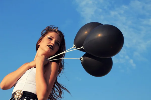 Goth ragazza con palloncini neri . — Foto Stock