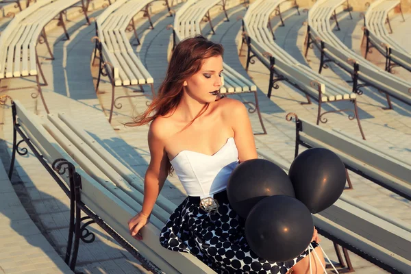 Chica gótica con globos negros . —  Fotos de Stock