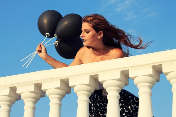 Siyah balon ile goth kız. — Stok fotoğraf