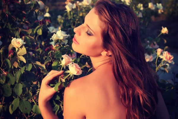 Magnificent portrait of a beautiful young woman sensual look in the garden in summer. — Stock Photo, Image