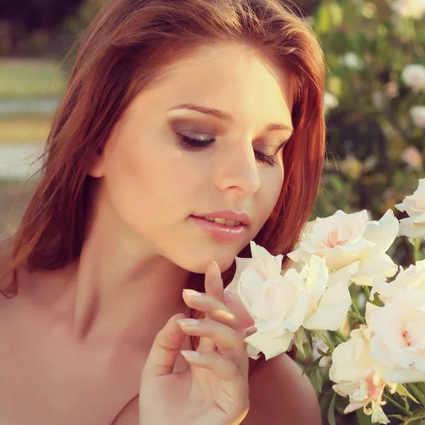 Magnífico retrato de uma bela jovem mulher olhar sensual no jardim no verão . — Fotografia de Stock