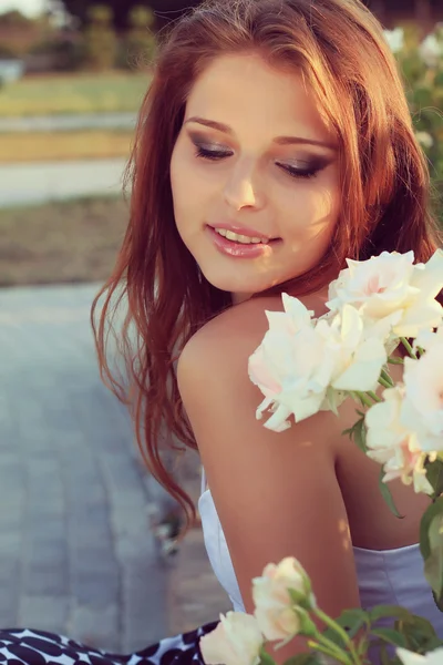 Potret indah seorang wanita muda yang cantik terlihat sensual di taman di musim panas . — Stok Foto