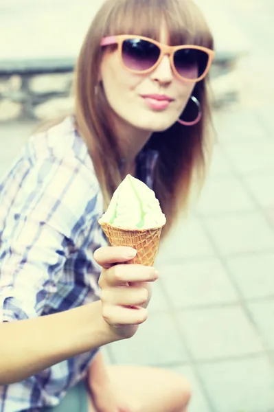 Femme mangeant une délicieuse crème glacée pistache — Photo