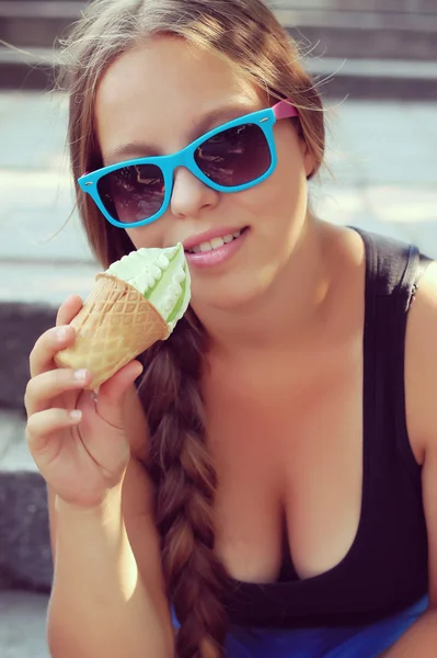 Mollig meisje pistache ijs eten — Stockfoto