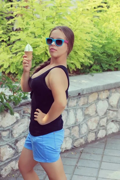 Chubby girl eating pistachio ice cream — Stock Photo, Image