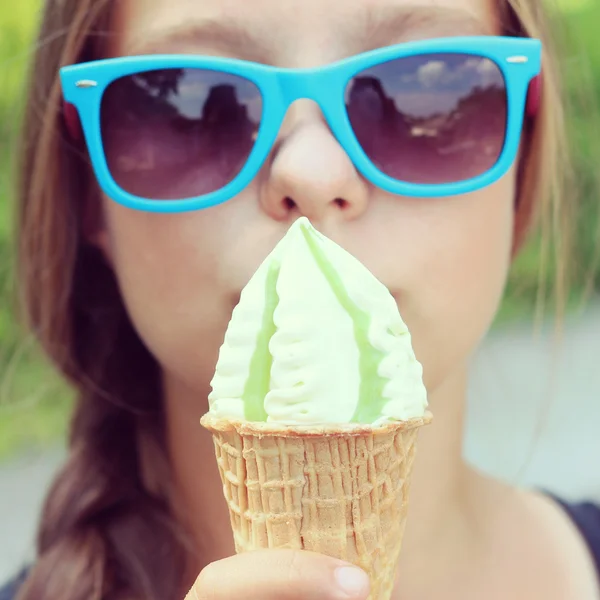 Παχουλός κορίτσι, τρώγοντας παγωτό φιστίκι — Φωτογραφία Αρχείου
