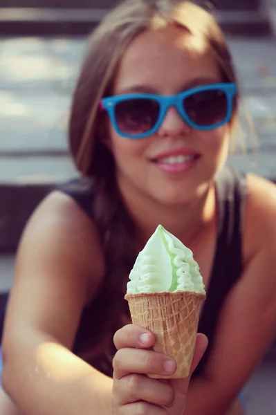 Mollig meisje pistache ijs eten — Stockfoto