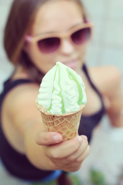 Gordito chica comer pistacho helado —  Fotos de Stock