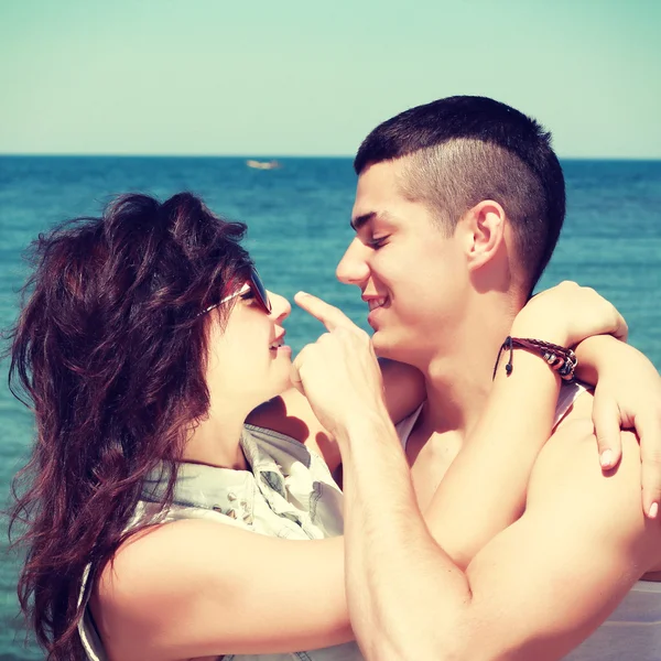 Couple d'amour reposant sur la mer. portrait élégant à l'extérieur — Photo