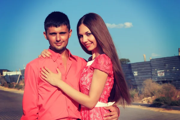 Porträt eines glücklichen Paares, das vor der Kamera posiert — Stockfoto