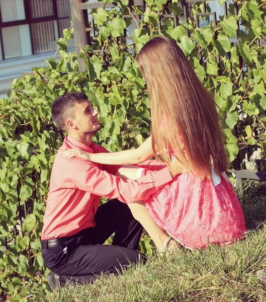 Casal feliz posando na câmera — Fotografia de Stock