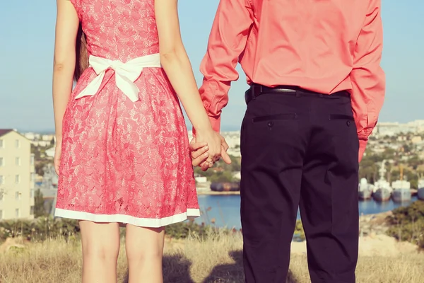 Pareja joven enamorada parada en la calle en verano soleado clima cálido . — Foto de Stock