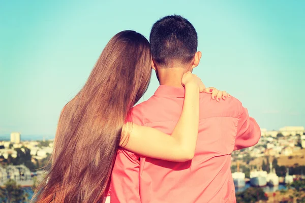 Atraente jovem casal apaixonado — Fotografia de Stock