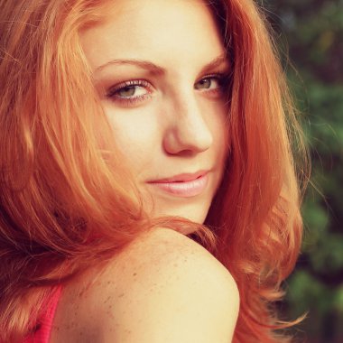 genç güzel kızıl saçlı kadın açık moda sonbahar portre