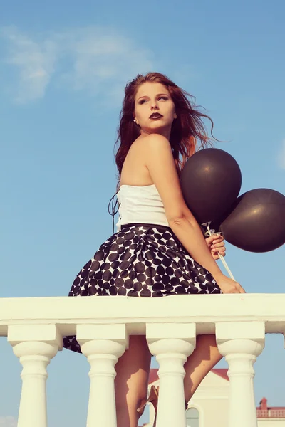 Ein Mädchen mit schwarzen Luftballons. Glam stilvolles modisches Retro-Foto — Stockfoto