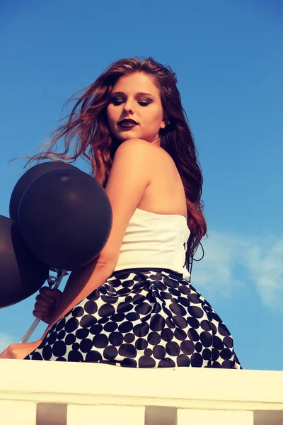 黒の風船でゴス少女。glam スタイリッシュなおしゃれなレトロな写真 — ストック写真