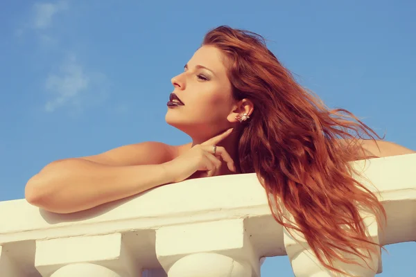 ヴィンテージ。赤い髪の少女は、髪を風に開発。屋外の写真 — ストック写真