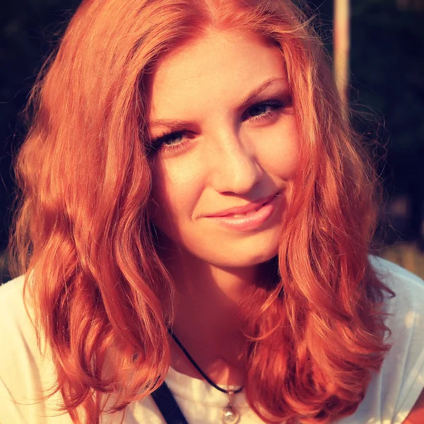 Joven bonito pelo rojo mujer al aire libre moda otoño retrato —  Fotos de Stock