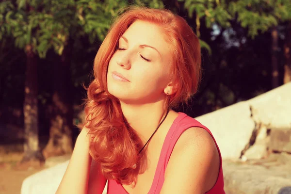 Jonge mooie rood haar vrouw buiten mode herfst portret — Stockfoto