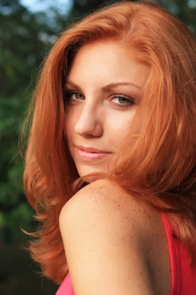Jonge mooie rood haar vrouw buiten mode herfst portret — Stockfoto