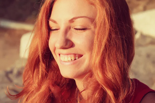 Joven bonito pelo rojo mujer al aire libre moda otoño retrato — Foto de Stock