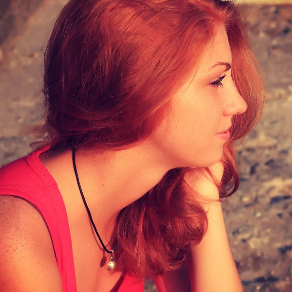 Jeune jolie rousse femme de cheveux extérieur mode automne portrait — Photo