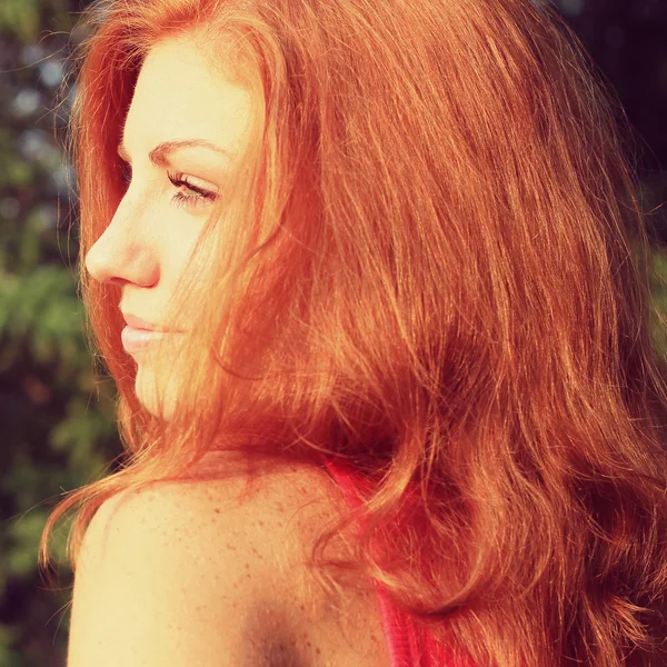 genç güzel kızıl saçlı kadın açık moda sonbahar portre