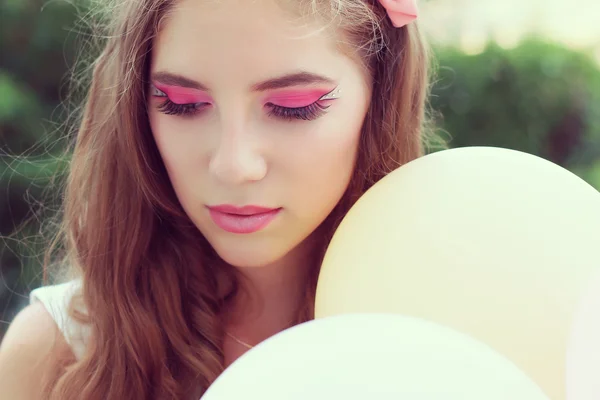 Felice giovane donna con palloncini colorati, all'aperto — Foto Stock