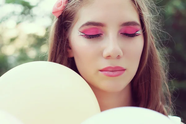 Gelukkig jonge vrouw met kleurrijke ballonnen, buiten — Stockfoto