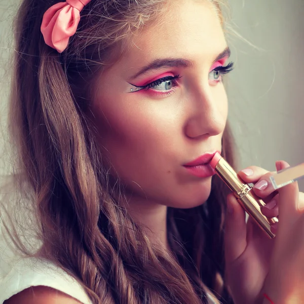 Maquillaje. Aplicando Mascara. Retrato de una joven hermosa mujer de cerca — Foto de Stock