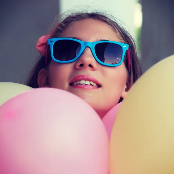 Glückliche junge Frau mit bunten Luftballons, im Freien — Stockfoto