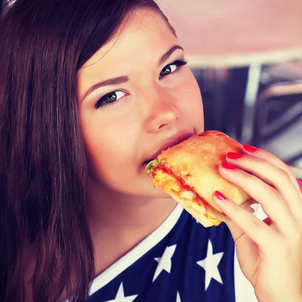 Woman eating at a cafe — Stockfoto