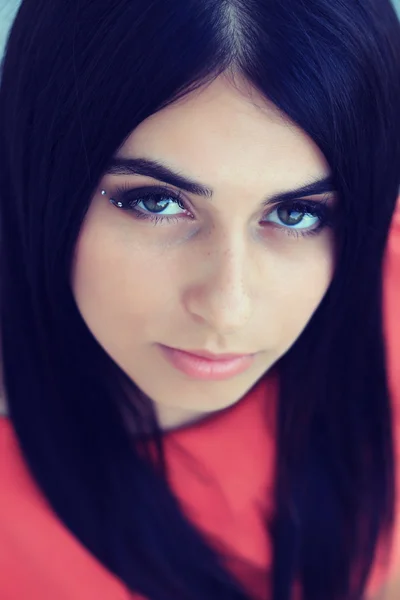 Mulher bonita com cabelo escuro longo — Fotografia de Stock