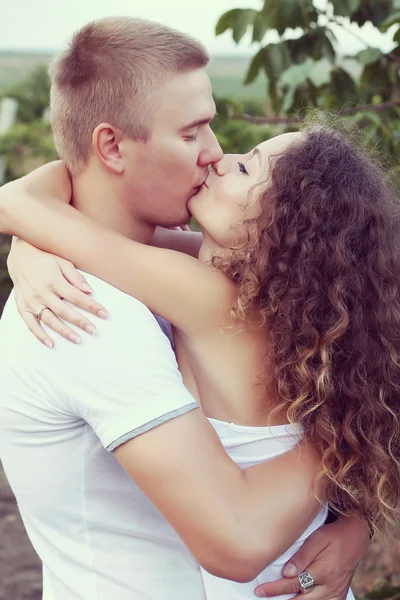 Casal beijo — Fotografia de Stock