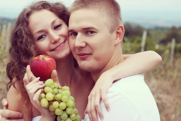 Casal com frutas — Fotografia de Stock