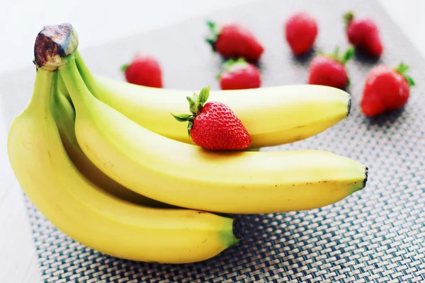 Μπανάνες και φράουλες — Φωτογραφία Αρχείου