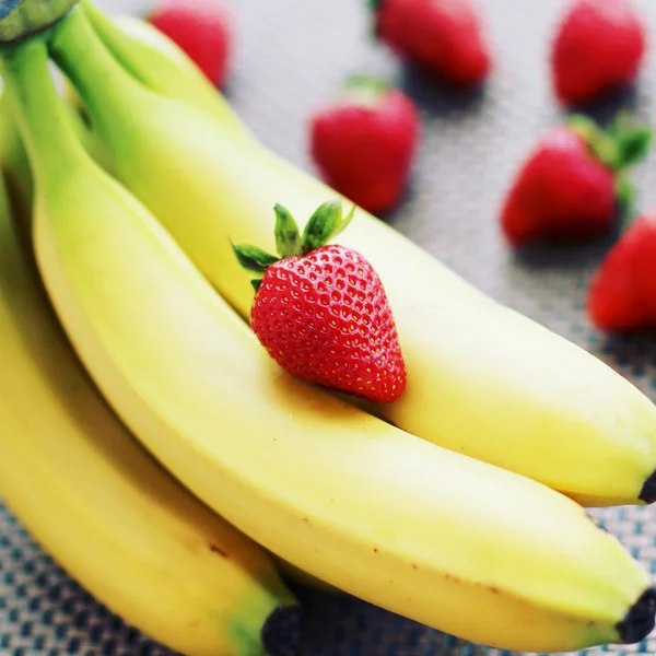 Bananen en aardbeien — Stockfoto