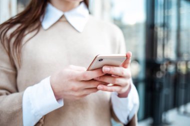 Akıllı telefon kullanan ve cep telefonuyla mesajlaşan kadınları kapat