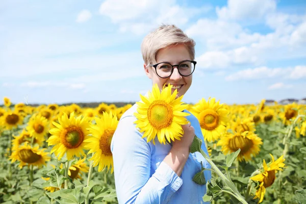 Retrato Mujer Joven Vestido Amarillo Con Girasol Sobre Fondo Girasoles — Foto de Stock