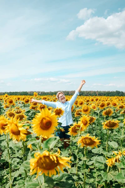 Retrato Mujer Joven Vestido Amarillo Con Girasol Sobre Fondo Girasoles — Foto de Stock