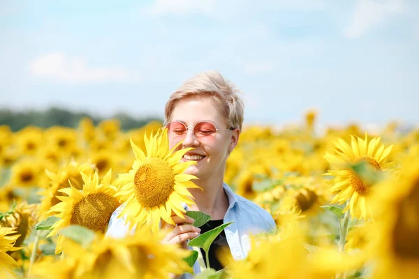 Portrét Mladé Ženy Žlutých Šatech Slunečnicí Pozadí Slunečnic — Stock fotografie