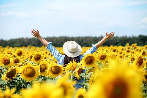 Retrato Mujer Joven Vestido Amarillo Con Girasol Sobre Fondo Girasoles — Foto de Stock