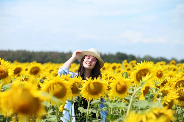 Portrét Mladé Ženy Žlutých Šatech Slunečnicí Pozadí Slunečnic — Stock fotografie