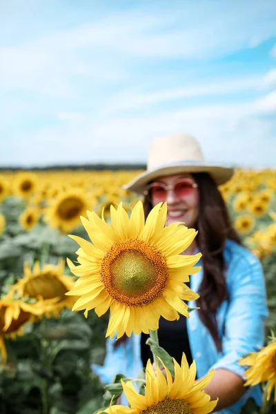 Retrato Mujer Joven Vestido Amarillo Con Girasol Sobre Fondo Girasoles — Foto de Stock