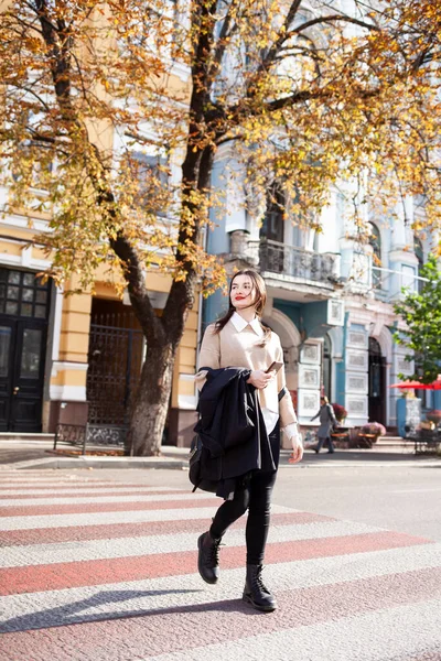 Young Beautiful Woman Coat Sunglasses Walking City — Stock Photo, Image