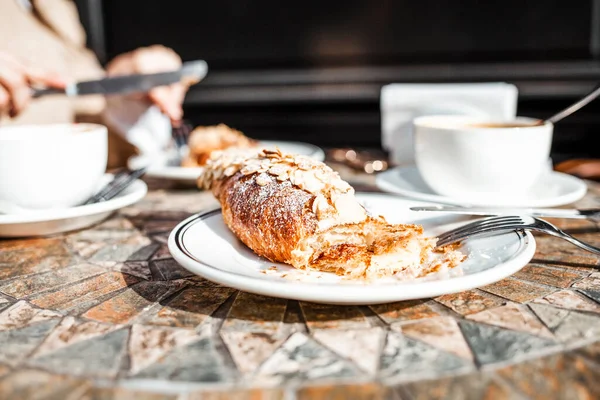 Bir Fincan Kahvenin Yanına Bir Parça Ekmek Siyah Bir Arka — Stok fotoğraf