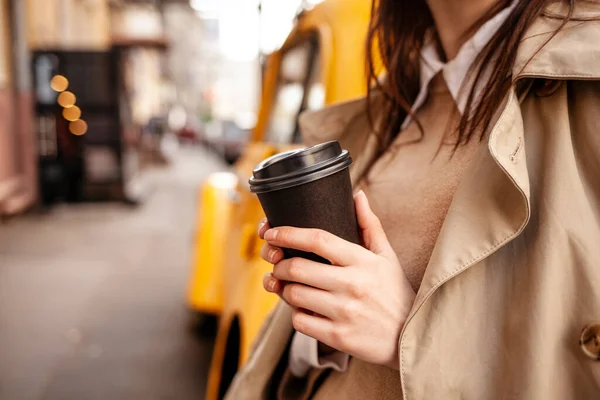 Vrouw Met Koffie Kopje Straat — Stockfoto