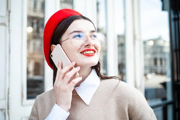 Молодая Красивая Женщина Очках Мобильный Телефон — стоковое фото