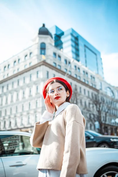 Красивая Молодая Женщина Красном Платье Солнцезащитных Очках Позирует Улице — стоковое фото