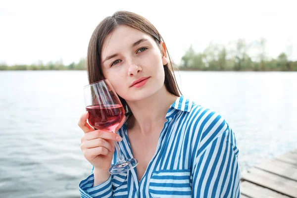 Letní Piknik Pláži Při Západu Slunce Mladá Žena Sklenicí Růžového — Stock fotografie